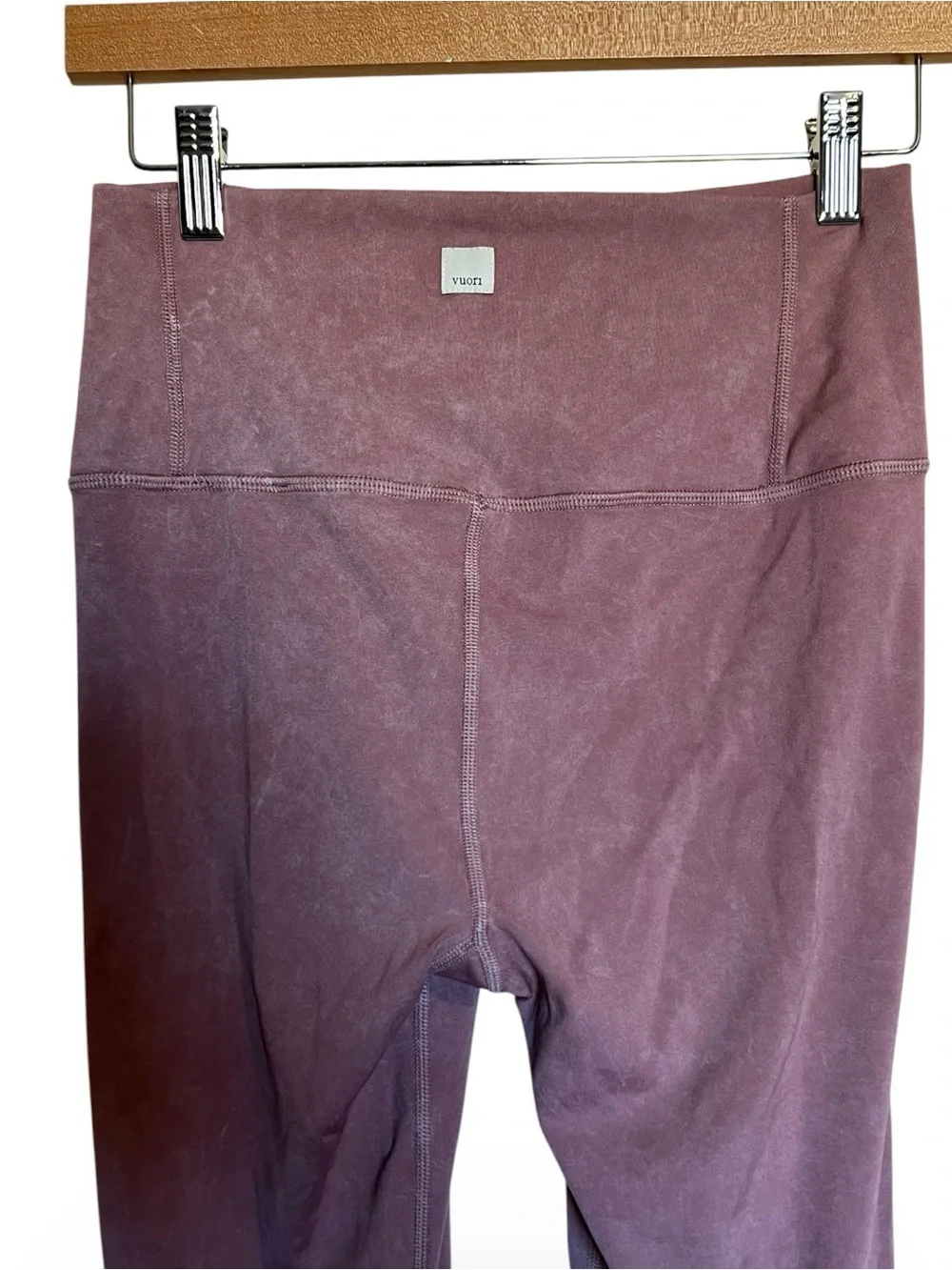 Vuori washed studio leggings 12.5” waist lying flat
